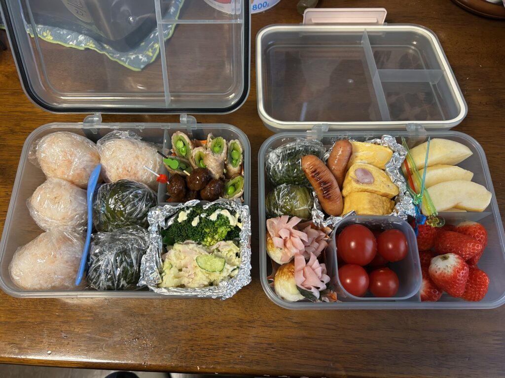 朝7時から作った2段のお弁当。おにぎり、卵焼き、ウインナー、ミートボール、ポテサラ、いちご、ミニトマトなど